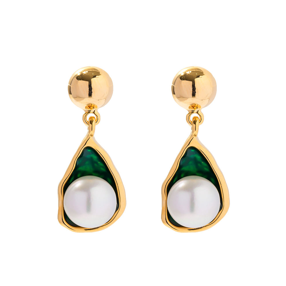 Boucles d'oreilles dorées avec perles et accents verts – Chaleur et Tendance | Twinolo