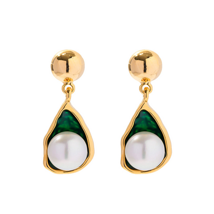 Boucles d'oreilles dorées avec perles et accents verts – Chaleur et Tendance | Twinolo