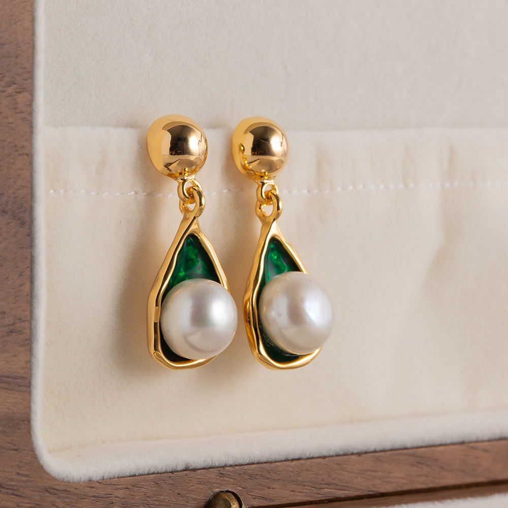 Boucles d'oreilles dorées avec perles et accents verts – Chaleur et Tendance | Twinolo