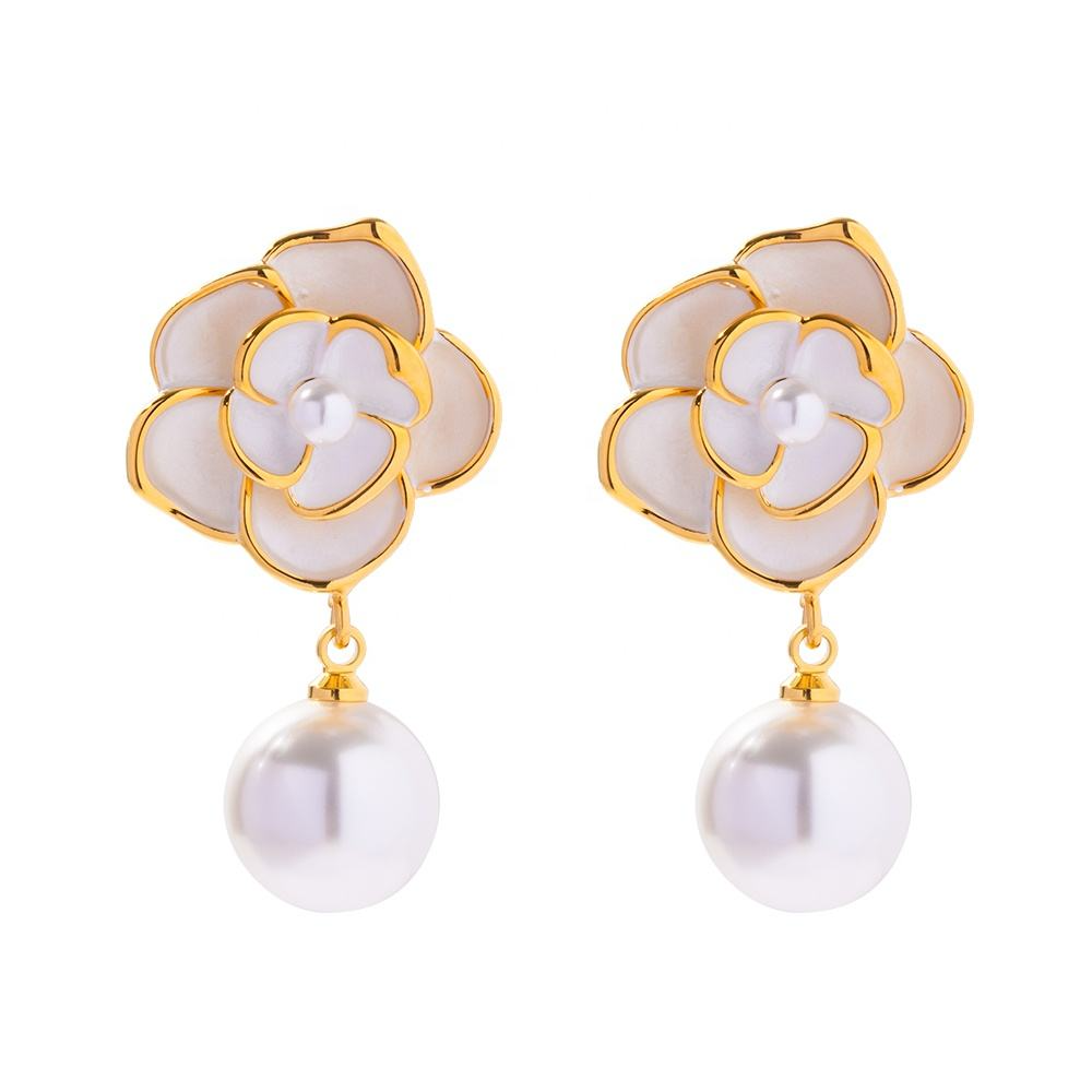Flower Shaped Earrings with Pearl – Feminine Touch | Twinolo